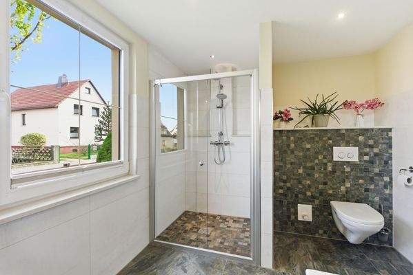 Masterbad mit großer Dusche