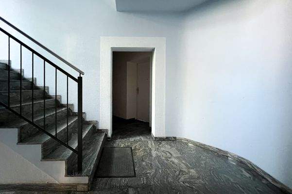 Hausflur mit Treppenaufgang