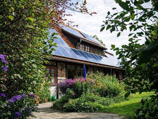 Hausansicht Blütenzeit