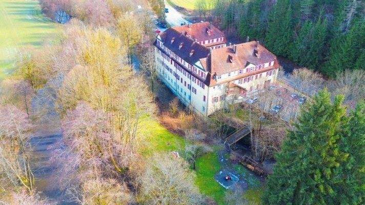Außenansciht mit Gartenfläche sonnig KI