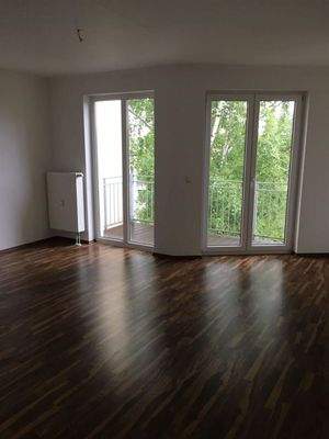 Wohnzimmer mit großer Fensterfront