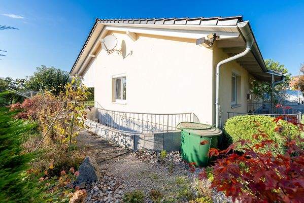 Seitenansicht Haus mit Garten