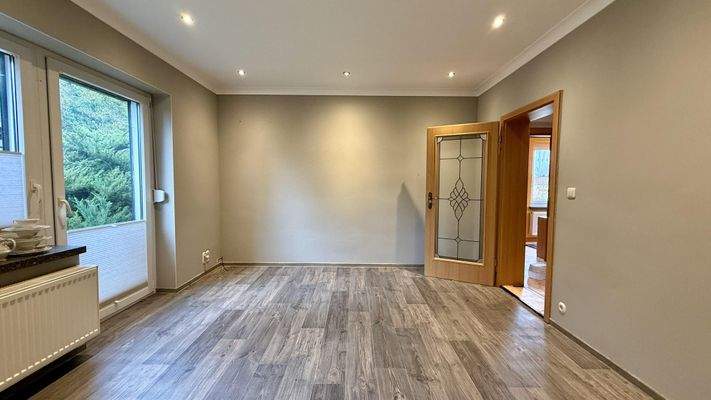 Wohnzimmer mit Zugang zum Garten