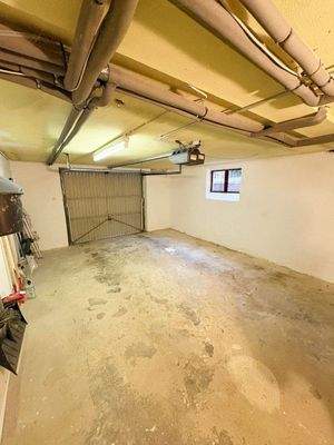 Die Garage mit elektr. Tor