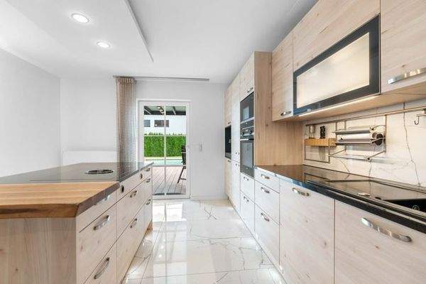 Küche mit Zugang zur Terrasse im UG