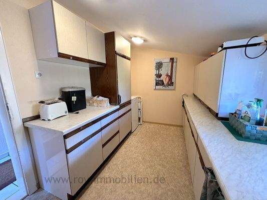 ...mit viel Staufläche und Schränken