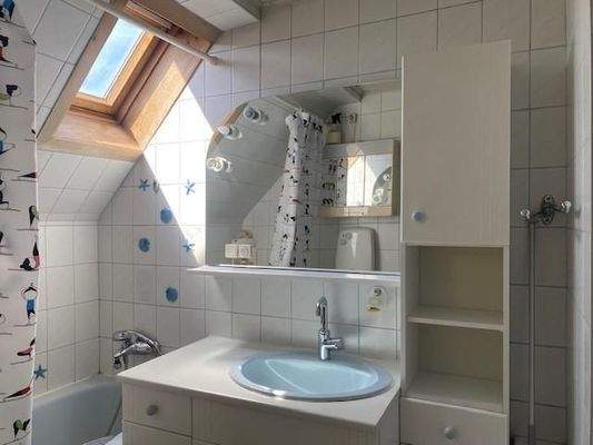 Badezimmer mit Wanne im OG