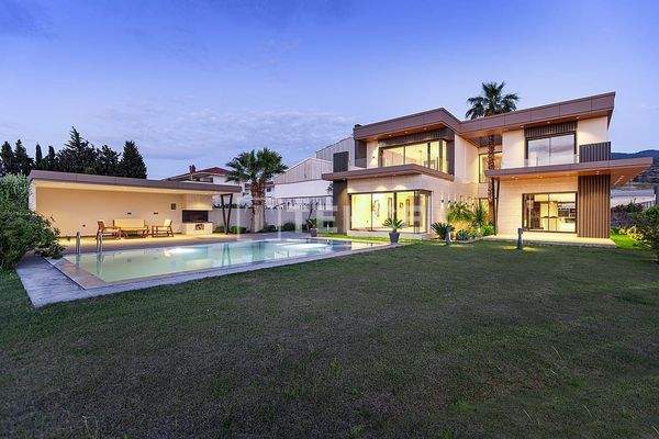 Villa with a Spacious Garden and Swimming Pool in İzmir