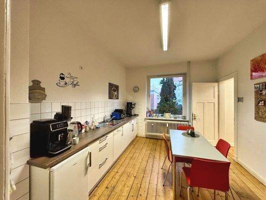 Küche im Erdgeschoss mit Dielenfußboden