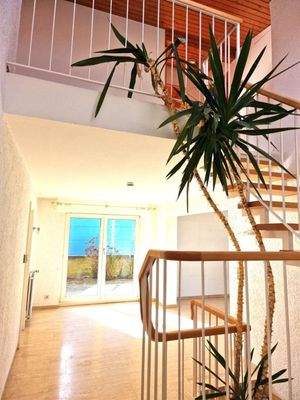 Treppenhaus mit Blick zur Terrasse