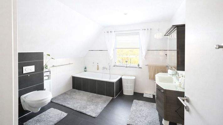 Masterbad mit Wanne und Dusche im Obergeschoss