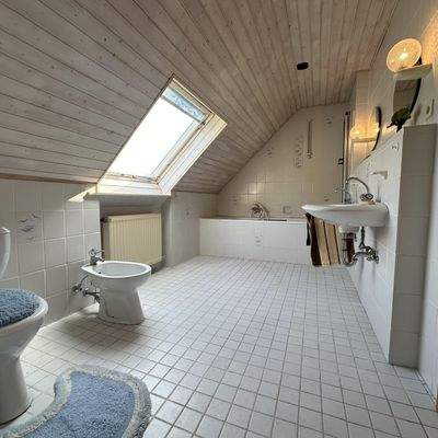 Badezimmer im Dachgeschoss