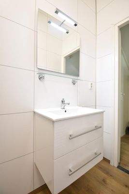 chalet-kaufen-arnhem-badezimmer-waschbecken-spiegel-modern-2025.webp006