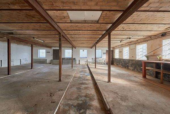 Blick in die ehemaligen Stallungen