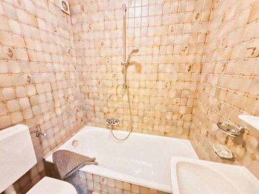 ... mit kleinem Bad ...