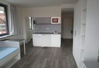 Zimmer Blick zur Küche.JPG