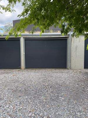 Garage mit davor befindlichem Stellplatz