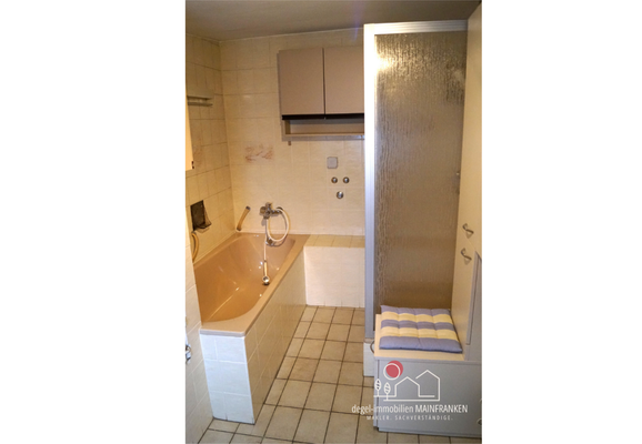 Tageslichtbadezimmer mit Wanne und Dusche