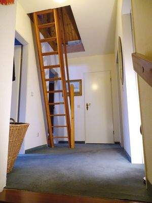 Feste Treppe zum Vorraum des Spitzbodens