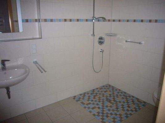 Bad mit bodentiefer Dusche