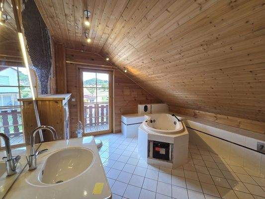 Wohlfühlbad mit Balkonzugang DG