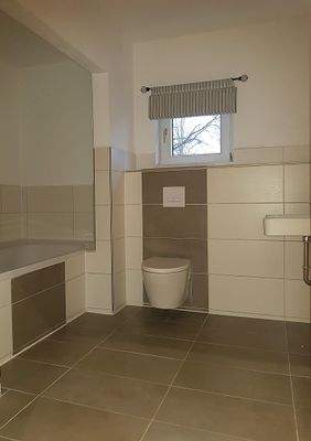 Erdgeschoss - Bad mit Wanne