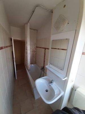 Bad mit Wanne und Fenster