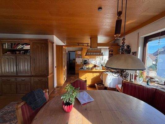 Essbereich mit Blick in Küche