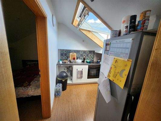 AP1_links Küche Einblick und Eingang SZ