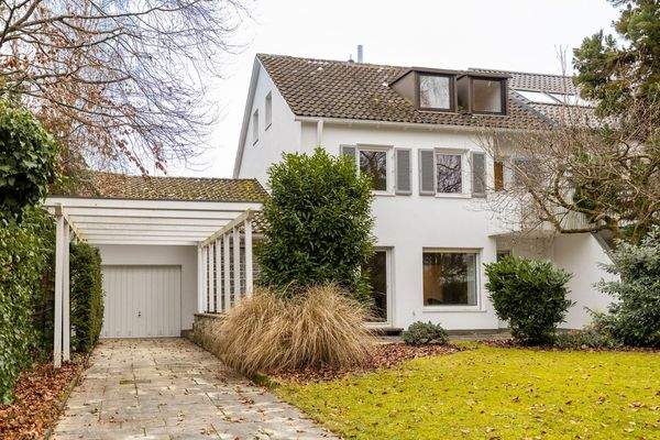 Familienidyll in Bogenhausen: Doppelhaushälfte mit sonnigem Westgarten & Grünblick