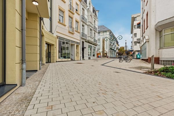 Blick Fußgängerzone Brunnen Aliceplatz