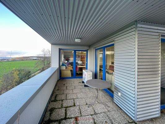 großer überdachter Balkon