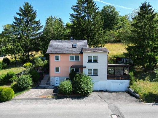 Großes Wohnhaus mit 2 Garagen u. Hof