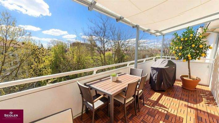 Überdachter großzügiger Balkon