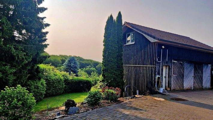 Nebengebäude mit Garage und ehemaligen Stall