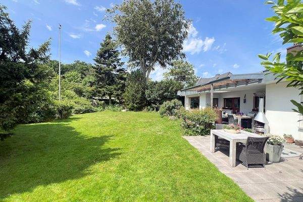 Großzügiger Garten in sonniger Ausrichtung