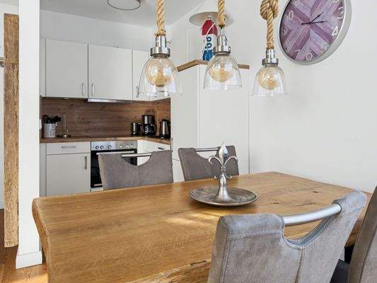 Essbereich mit Blick in die Küche 