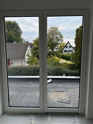 Blick auf Balkon/ in den Garten