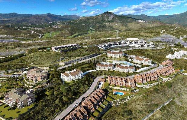 Sea-View Properties in a Complex with Pool in Benahavis