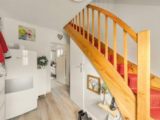 Haus hinten - Flur EG mit Heizungsanlage