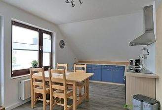 Esstisch und Einbauküche