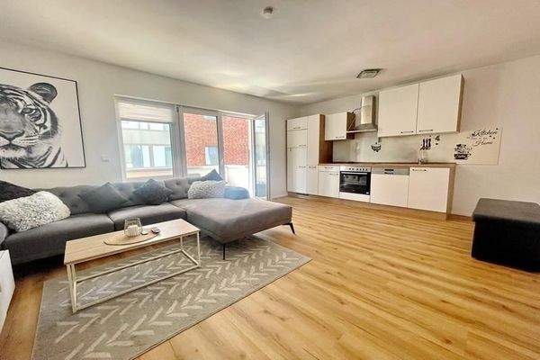 Wohnzimmer mit Küchenblick