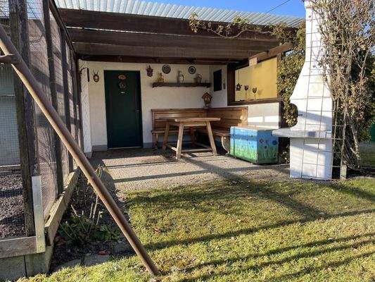 mit Freisitz, Grill und Voliere