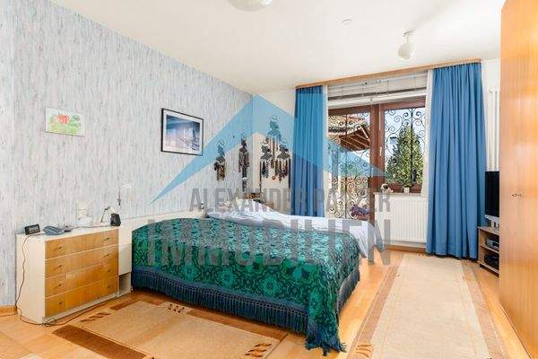 Schlafzimmer mit Zugang zum Balkon..