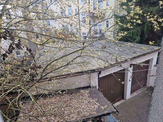 Garagen im Hinterhof vom OG aus fotografiert.jpg