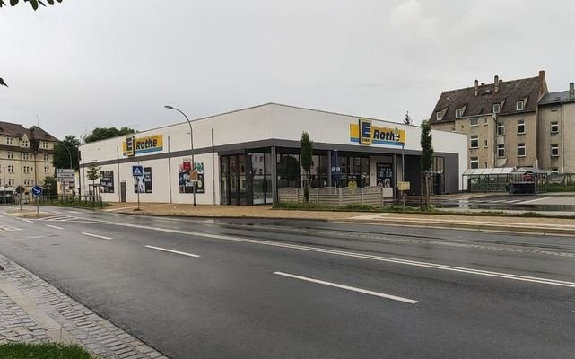 EDEKA-Markt direkt gegenüber