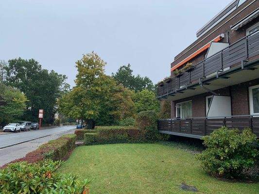 Hausansicht mit Garten