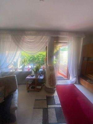 Wohnzimmer mit Zugang zur Terrasse