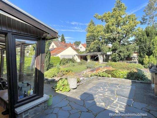 Blick von der Terrasse auf den Garten und zur Doppelgarage