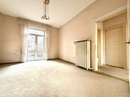 Esszimmer mit Zugang in den Garten